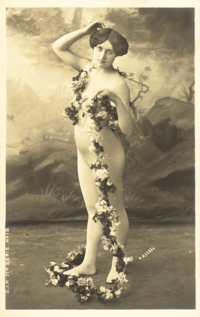 Jente i kroppsstrømpe holder krans av blomster av French Photographer