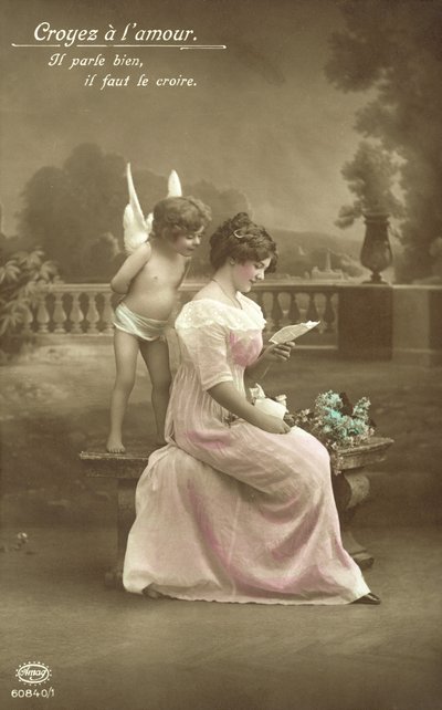 Jente som leser et kjærlighetsbrev, med Amor som ser over skulderen hennes av French Photographer