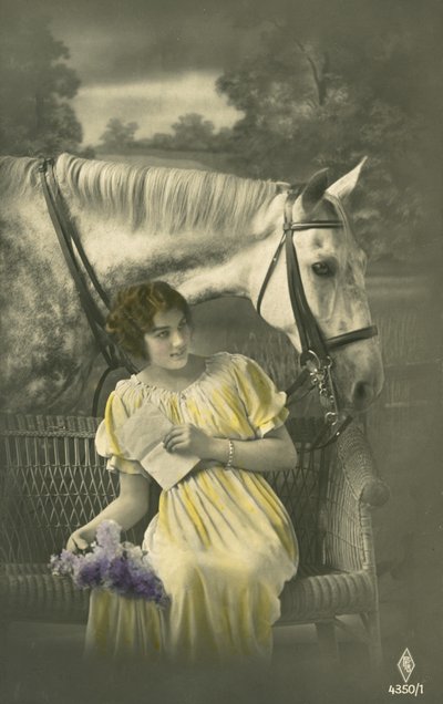 Jente sitter på sofaen med hvit hest bak (fargebilde) av French Photographer