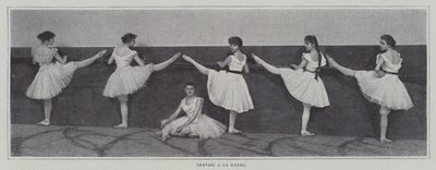 Jenter som utfører barøvelser i en balletttime (s/hvitt-bilde) av French Photographer