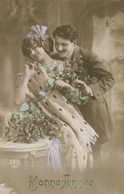 Godt nyttårskort med romantisk par som holder misteltein, 1913 (håndfarget fotografi) av French Photographer