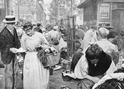 Hawker blant kjøperne og selgerne, Les Halles, Paris, 1896 av French Photographer