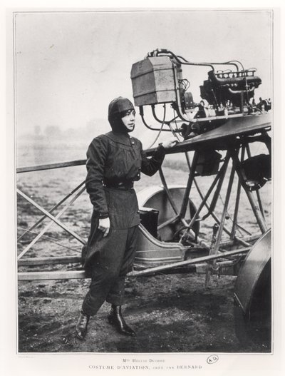 Helene Dutrieu (1877-1961) stående ved siden av et fly, før 1914 av French Photographer