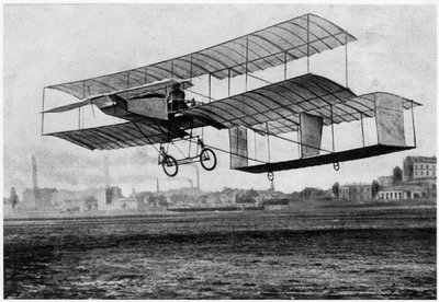 Henri Farman (1874-1958) ved Issy-les-Moulineaux i flyet hans Voisin-Farman 1, 1907 (fotolitografi) av French Photographer