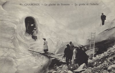 Isgrotte og stige, Bossons Glacier, Chamonix, Frankrike (s/hvitt bilde) av French Photographer