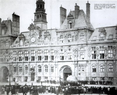 Å blåse opp en ballong med kommunens erklæringer knyttet til den utenfor Hotel de Ville, Paris, 3. mai 1871 av French Photographer