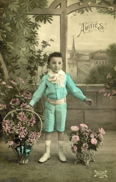 Liten gutt i blått (fargebilde) av French Photographer
