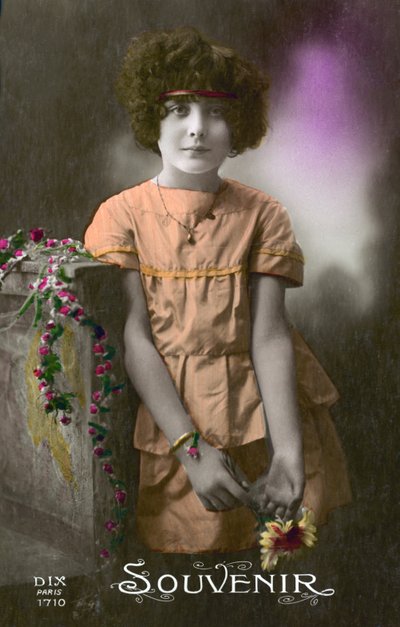 Liten jente i oransje (fargebilde) av French Photographer