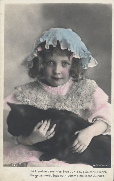 Liten jente med en katt av French Photographer