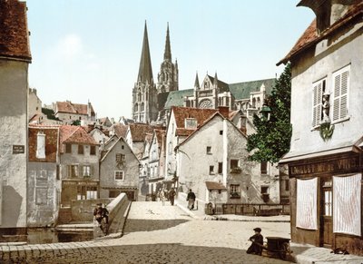 Ser nedover en gate i Chartres med katedralen i bakgrunnen, 1890-1900 av French Photographer