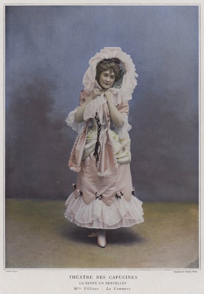 Mademoiselle Filliaux som La Commere i La Revue des Dentelles (farget bilde) av French Photographer
