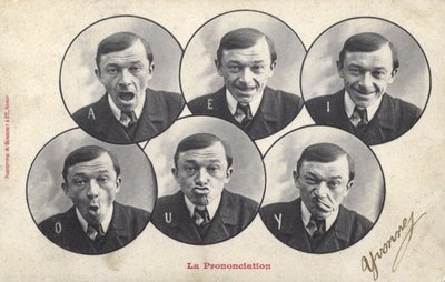 Mann som trekker ansikter (s/hvitt bilde) av French Photographer