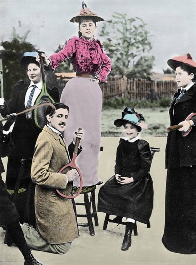 Marcel Proust fransk forfatter midt i en gruppe unge kvinner som spiller gitar på en tennisracket, ved tennisboulevarden Bineau i Paris, 1892 av French Photographer
