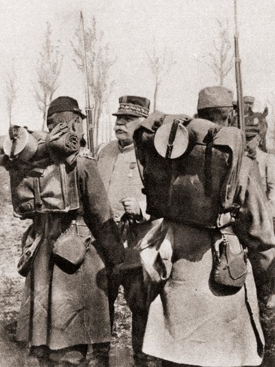 Marshal Joseph Jacques Césaire Joffre inspiserer troppene sine, fra The Illustrated War News, 1915 av French Photographer