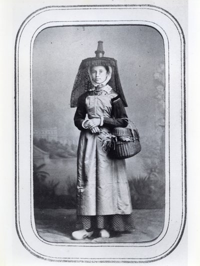 Foto visittkort som viser fransk regional drakt, ca. 1860-70 (s/hvitt-bilde) av French Photographer
