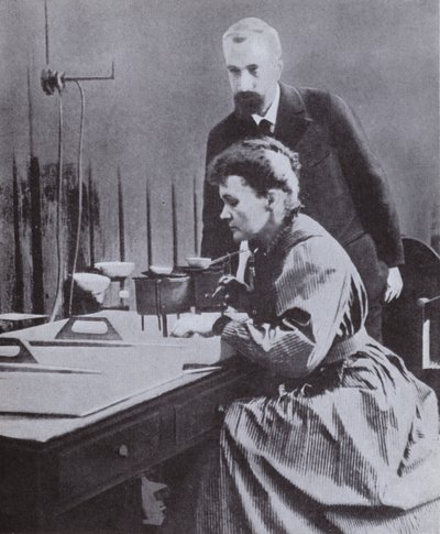 Pierre og Marie Curie, oppdagere av Radium, i laboratoriet deres ved Paris University, 1898 av French Photographer
