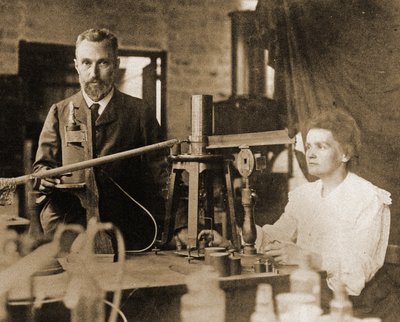 Pierre og Marie Curie i laboratoriet av French Photographer