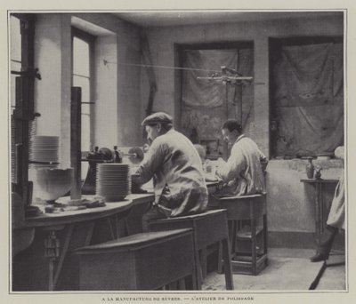 Poleringsverksted ved Sevres porselensfabrikk, Frankrike (s/hv-bilde) av French Photographer