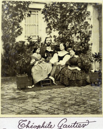Portrett av Théophile Gautier (1811 - 1872) i familien. av French Photographer
