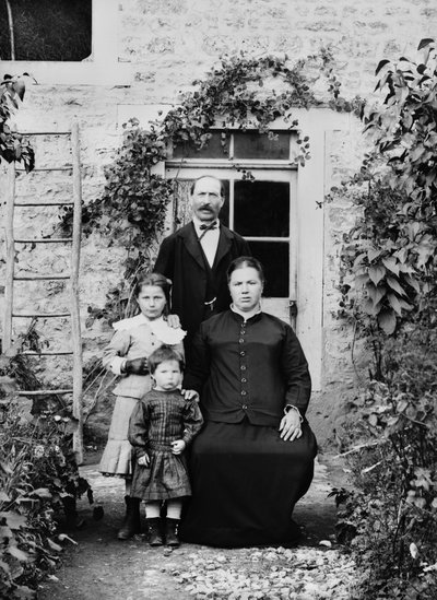 Portrett av en familie i nærheten av Bourmont en Haute Marne. Fotografering sent på 1800-tallet. Ducos samling. av French Photographer