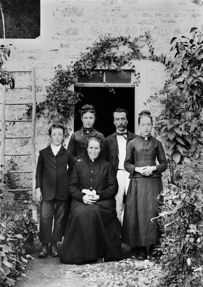 Portrett av en familie i nærheten av Bourmont en Haute Marne. Fotografering sent på 1800-tallet. Ducos samling. av French Photographer