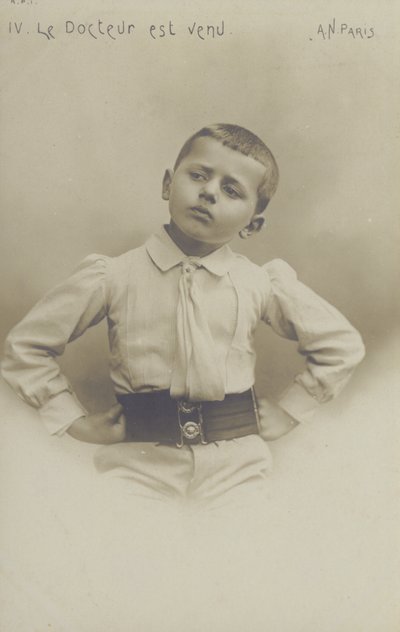 Portrett av en liten gutt (s/hvitt bilde) av French Photographer