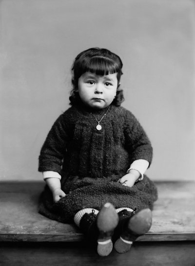 Portrett av en liten jente fra Bourmont i Haute Marne, med dåpsmedaljen hennes. Fotografering sent på 1800-tallet. Ducos samling. av French Photographer