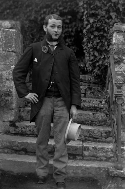 Portrett av en ung mann fra Bourmont i Haute Marne, iført kokarden av vernepliktige ved buttonniere, poserer i hagen til Abbey of Septfontaines. Fotografering sent på 1800-tallet. Ducos samling. av French Photographer