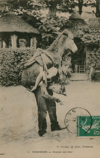 Postkort av en mann som bærer et esel, sendt i 1913 av French Photographer