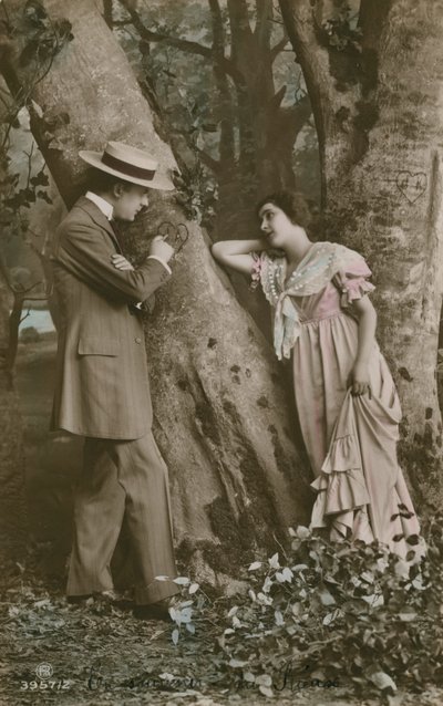 Postkort med elskere som skåret et hjerte på et tre, sendt i 1913 (håndfarget bilde) av French Photographer