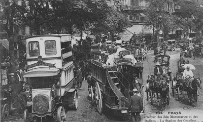 Postkort som viser en omnibusstasjon i krysset mellom Boulevard Montmartre og Boulevard des Italiens, Paris, 1905-10 av French Photographer