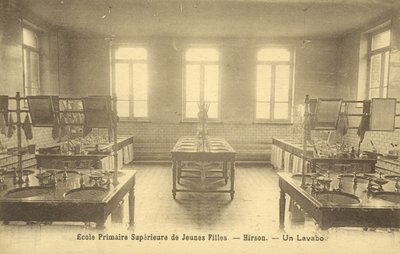 Barneskolens vaskerom, Hirson (s/hvitt bilde) av French Photographer