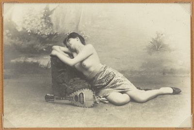 Liggende kvinne med mandolin, ca. 1895 (gelatinsølvtrykk) av French Photographer