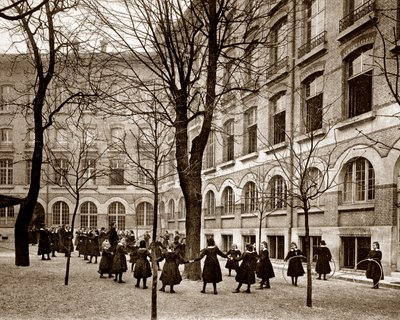 Fritidsdomstol ved Madame de Saissevals skole (Carcado - Saisseval) i Paris på slutten av det nittende århundre, før 1900 (s/hvitt foto) av French Photographer