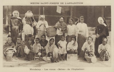 Beboere på et barnehjem drevet av Sisters of St Joseph, Mandalay, Burma (s/hv-bilde) av French Photographer