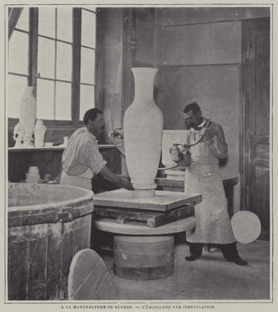 Sprayemaljering av en vase på Sevres porselensfabrikk, Frankrike (s/hvitt-bilde) av French Photographer