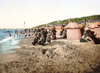 Stranden ved Trouville i Frankrike, 1890-1900 av French Photographer