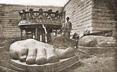 Konstruksjonen av Frihetsgudinnen, detalj av føttene, ca. 1876 av French Photographer