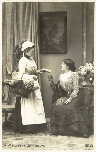 Husets elskerinne gir instruksjoner til hushjelpen (s/hvitt-bilde) av French Photographer
