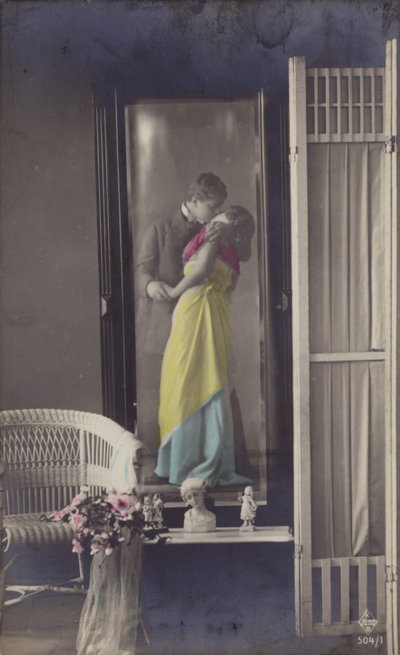 Refleksjonen i et speil av et ungt par som kysser (tonet bilde) av French Photographer