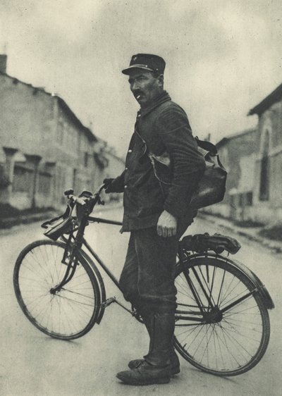 Denne franske postmannen synes sykkelen hans er veldig nyttig av French Photographer