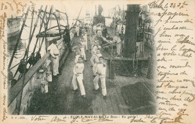Seilerelever ved en fransk marineskole har en boksetime på dekk. Postkort sendt i 1913. av French Photographer