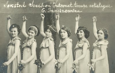 En tropp av unge kvinnelige dansere, smilende av French Photographer