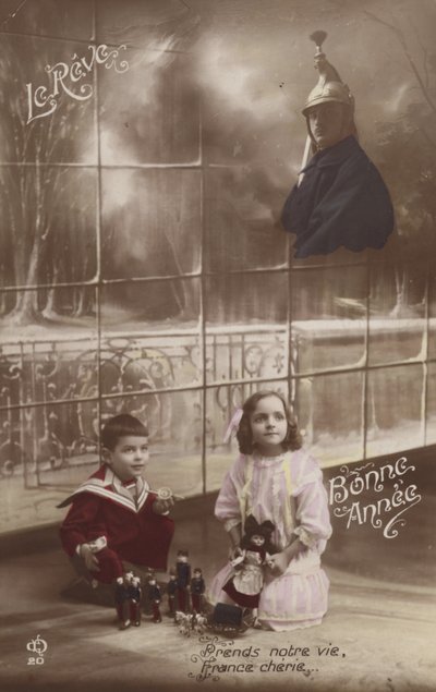 To barn leker med lekene sine og tenker på soldatfaren (tonet bilde) av French Photographer