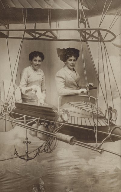 To kvinner som flyr et fly (fotokollasje) av French Photographer