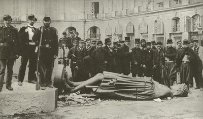 Vendome-søylen, etter at den ble trukket ned 16. mai 1871 (s/hvitt-bilde) av French Photographer