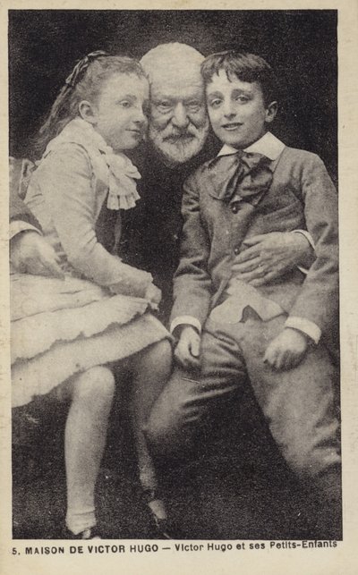 Victor Hugo (1802-1885), fransk poet, romanforfatter og dramatiker, med sine barnebarn av French Photographer