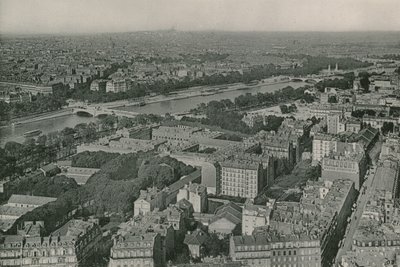 Utsikt over Champs-Elysees og Sacre-Coeur fra Eiffeltårnet, Utsikt over Champs-Elysees og Sacre-Coeur fra Eiffeltårnet (fotogravure) av French Photographer