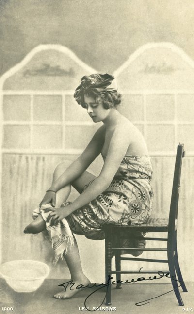 Kvinne i et badehåndkle (s/hvitt bilde) av French Photographer