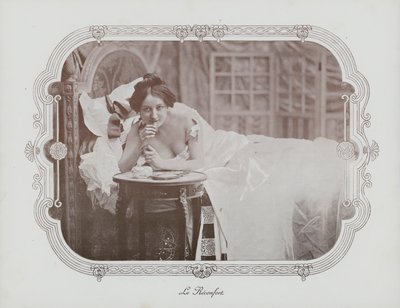 Kvinne slapper av i sengen (s/hvitt bilde) av French Photographer